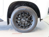 純正のアルミホイール装着車です。タイヤサイズは265/60R18です。