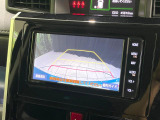 【バックカメラ】駐車時に後方がリアルタイム映像で確認できます。大型商業施設や立体駐車場での駐車時や、夜間のバック時に大活躍!運転スキルに関わらず、今や必須となった装備のひとつです!