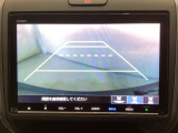 バックでの車庫入れも安心です! リアカメラが付いているバックモニター付のナビを装備しております。操作線もついており距離感も画面から確認できます。