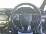 【HondaSENSING】を搭載しております。安全・快適な運転をサポートするためにHondaが独自に開発した6つの機能は事故を予防してドライバーや同乗者、そして歩行者の命を守るために役立つ機能です。