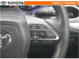 高速道路などを一定の速度で走行したい場合に、スイッチを操作することでアクセルペダルを踏まずに定速走行できます。