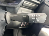 【オートライト】周りの明るさに応じて自動でヘッドライトの点灯・消灯ができる機能です!ライトの付け忘れ・消し忘れなどが無くなり、雨の日や夕方の走行も安心!トンネル通過時も便利ですね♪