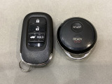 スマートキーを装備しています。鍵を差し込むことなくドアロックの開け閉めと、スタートボタン操作でのエンジンスタートができます。加えて、純正リモコンエンジンスターター用の操作キーもついています。