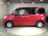狭い駐車場でも、スライドドアならチャイルドシートへのお子さまの乗降や荷物の積載もスムーズ。とても便利な【両側電動スライドドア】ドアハンドを少し引くだけでリアドアが自動開閉します。