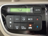 セレクトレバーの左側にオートエアコンがついてますので、簡単操作で快適に過ごせます。リア熱線のスイッチの中に、雪道に対応したサイドミラーヒーターも入っています。