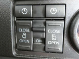 電動スライドドアのスイッチで車内からもスライドドアの開閉ができます。イージークローザー機能で半ドアになることも防止してくれます。