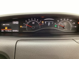 スピードメーターとタコメーターを大きく配した見やすいメーター部になっています。左側のインフォメーション画面でオドメーターや燃費などの情報を確認できます。