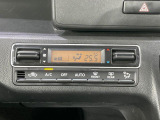 【オートエアコン】一度お好みの温度に設定すれば、車内の温度を検知し風量や温度を自動で調整。暑い&hellip;寒い&hellip;と何度もスイッチ操作をする必要はありません。快適な車内空間には必須の機能ですね♪