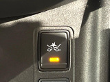 【エマージェンシーブレーキ】走行中に前方の車両等を認識し、衝突しそうな時は警報とブレーキで衝突回避と被害軽減をアシスト。より安全にドライブをお楽しみいただけます。