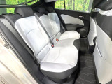 後部座席も気になるようなキズ・汚れやへたり等、大きなダメージはなく、良好な状態です。