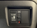 左側電動スライドドアは運転席からでも操作ができるように、ハンドル付近に開閉の操作スイッチが付いています。