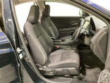 広い足元にゆったり座れるシートには肘掛けも装備しており長距離の運転でも疲れにくくなってます。女性でも運転がしやすいように、シートの高さ調整機能(シートリフター)がついています。