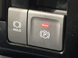 【電動パーキングブレーキ】パーキングブレーキは便利な電動式!ボタン一つで操作でき、アクセルを踏めば自動で解除されます♪レバーやペダルが無いので運転席廻りもすっきりしますね♪