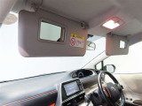 バニティミラーも付いているので、車を降りる前に身だしなみチェック!!