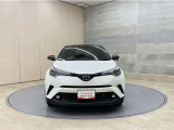 お車購入のポイントとなるフロントマスクです!シャープな目つきが印象的なデザインのヘッドランプです。