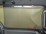 セカンドシートの窓ガラスには日よけのシェードを装備しています。強い日差しのカットに、プライバシー対策としても重宝します。