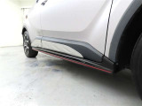 トヨタ純正用品のサイドマッドガードを装着しております