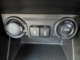 充電用USBソケットです。