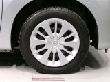 純正のスチールホイール+ホイールキャップ装着車です。