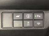 Hondaセンシング用の、VSA(ABS+TCS+横滑り抑制)解除と路外逸脱抑制機能のオンオフスイッチなどはハンドルの右側に装備しています。