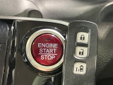 【Hondaスマートキー】カバンやポケットに入れたままでもドアの施錠・解錠が可能なスマートキーを装備。エンジンのオン・オフ時もカギを取り出す必要が無いからとっても便利です♪