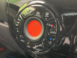 【オートエアコン】一度お好みの温度に設定すれば、車内の温度を検知し風量や温度を自動で調整。暑い&hellip;寒い&hellip;と何度もスイッチ操作をする必要はありません。快適な車内空間には必須の機能ですね♪