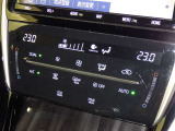 左右独立温度コントロールフルオートエアコンです。運転席、助手席それぞれで独立して温度設定ができます。冷え性の方が乗っても安心ですね♪