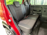 後部座席も気になるようなキズ・汚れやへたり等、大きなダメージはなく、良好な状態です。