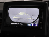 運転席と助手席は足元が繋がっているので自由に行き来しやすいので駐車場が狭いときでも助手席側からスムーズに乗り降りできて便利!