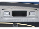 パワーテールゲート装備!荷物を持っていてもスイッチ一つでテールゲートの開閉が可能です!