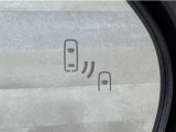 車線変更時の後方確認をアシストしてくれるブラインドスポットモニター!ドアミラーの死角を検知してくれるから車線変更もスムーズです。