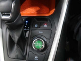 電動パーキングブレーキを搭載。スイッチ操作でパーキングブレーキを作動・解除することが可能ですので、操作の力が不要ですよ♪