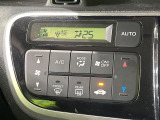 【オートエアコン】一度お好みの温度に設定すれば、車内の温度を検知し風量や温度を自動で調整。暑い&hellip;寒い&hellip;と何度もスイッチ操作をする必要はありません。快適な車内空間には必須の機能ですね♪