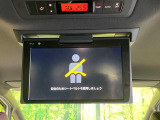 【リヤエンターテインメントシステム】後席にお座りの方も大満足の、人気メーカーオプションを装備。専用の音響システムと、大画面のモニターで移動中もDVD等をお楽しみいただけます。