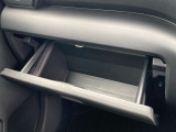 助手席には車検証入れを収納できるスペースを確保しております!