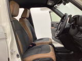 女性でも運転がしやすいようにシートの高さ調整機能(シートリフター)がついています。座面も厚みがあり背もたれも高く、ゆったりくつろいでお乗りいただけるシートです。