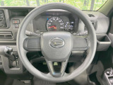 インテリアに合わせたデザインのステアリングは、運転される方のことも考え、運転しやすい形状、大きさです。是非一度、実際に触ってお確かめください。