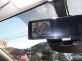 上から見下ろすような視点でスムース駐車をサポートしてくれるアラウンドビューモニター装備 ・映像はルームミラーに映ります。対応のナビを取り付ければナビ画面にも映せます。