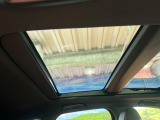 【サンルーフ】開放感たっぷりの希少装備、サンルーフが装着されています!車内に明かりを取り入れたり景色を楽しむ以外にも、車内の空気も簡単に換気できて快適です!