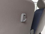 助手席シートバック荷物フック。手荷物をサッとかけたり、置き傘やボックスティッシュの吊るし収納としても便利にお使いいただけます。