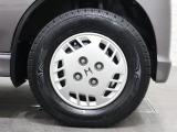 純正のホイールキャップが足元を飾ります!タイヤサイズは145R12-6PR LTとなります。