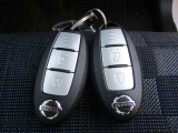 インテリジェントキーをカバンやポケットに入れて持っているだけで、ボタン一つでドアロックを開閉でき、エンジンスタートまで出来ちゃいます。慣れると大変便利ですよ!