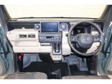 操作性に優れた運転席となります!小物入れや各ボタンの配置にこだわり、使いやすいです!座り心地もよく視認性も良好なのでロングドライブもお任せ下さい!