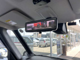 リアのカメラの画像を表示する『スマートルームミラー』で荷物いっぱいでも後部が見えます。 ディーラーオプション「前ドラレコ」も装備