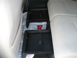 後部座席の足元には荷物の入る引き出しがあります。