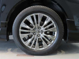純正のアルミホイール装着車です。タイヤサイズは225/55R19です。