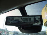 スマートルームミラーが付いているので、雨が降ってもクリアな後方視界が確保できます。
