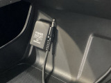 アクセサリーソケットはUSBのアダプターなどをつければ、スマホの充電にも使えます。周辺には物が置けるトレーがついています。