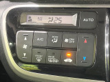【オートエアコン】一度お好みの温度に設定すれば、車内の温度を検知し風量や温度を自動で調整。暑い&hellip;寒い&hellip;と何度もスイッチ操作をする必要はありません。快適な車内空間には必須の機能ですね♪
