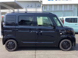 右側に電動スライドドアを装備しています。運転席側が電動ですので、荷物の積み下ろしなど使い勝手が良くなっています。